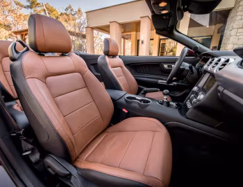 Інтер'єр Ford Mustang EcoBoost Convertible [EU-spec] '2017–23