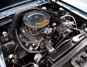 Bajo el capó 1965 Ford Mustang GT Convertible
