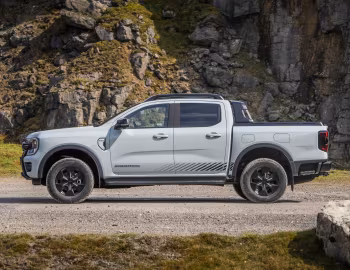 Ford Ranger Stormtrak PHEV [UK-spec] '2025–pr.