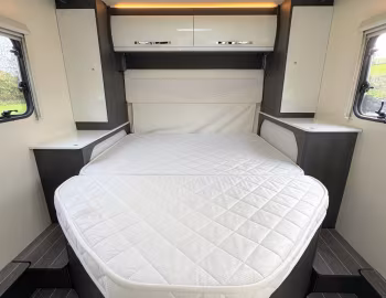 Interior 2022–pr. Roller Team Zefiro 696 [UK-spec] '2021–pr.