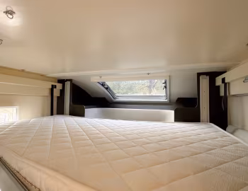 Interior 2022–pr. Roller Team Zefiro 696 [UK-spec] '2021–pr.