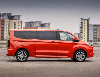 Ford Tourneo Custom Titanium L2 [UK-spec] '2023–pr.