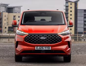 Ford Tourneo Custom Titanium L2 [UK-spec] '2023–pr.