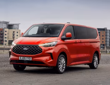 Ford Tourneo Custom Titanium L2 [UK-spec] '2023–pr.