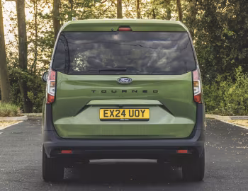 Ford Tourneo Courier Titanium [UK-spec] '2023–pr.
