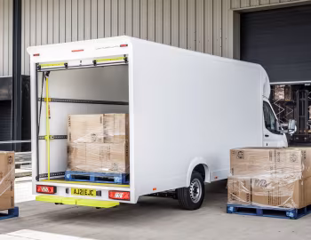 Ford Transit Low Floor Luton Van [UK-spec] '2018–pr.