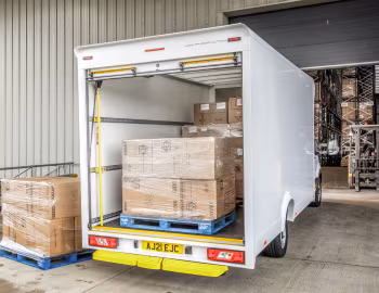 Ford Transit Low Floor Luton Van [UK-spec] '2018–pr.