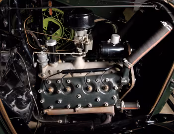 Bajo el capó 1932 Ford V8 Phaeton (18-35)