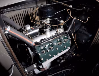Bajo el capó 1932 Ford V8 Phaeton (18-35)