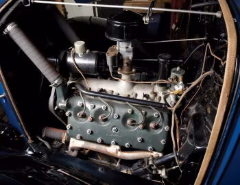 Bajo el capó 1932 Ford V8 Roadster (18-40)