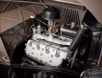 Bajo el capó 1933 Ford V8 Cabriolet (40-760)