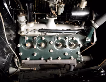 Bajo el capó 1932 Ford V8 Cabriolet (18-68)