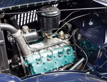 Bajo el capó 1935 Ford V8 Deluxe 3-window Coupe (#18-1692227)