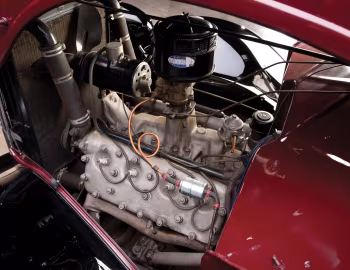 Sous la capuche 1935 Ford V8 Deluxe 3-window Coupe [Canada] (#18C-10178)