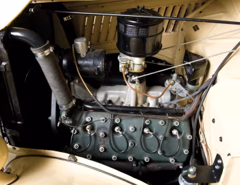 Bajo el capó 1935 Ford V8 Deluxe 3-window Coupe (#18-3004176)