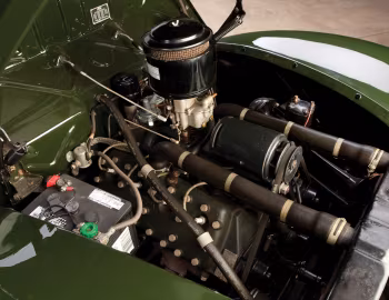 Bajo el capó 1940 Ford V8 Deluxe 5-window Coupe (01A-77B)