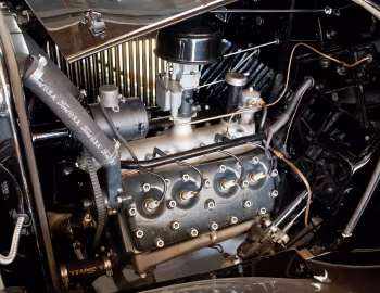 Bajo el capó 1932 Ford V8 Deluxe Coupe (18-520)