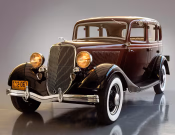 1933 Ford V8 Deluxe Fordor Sedan (40-730)