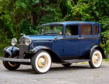 1932 Ford V8 Deluxe Fordor Sedan (18-160)