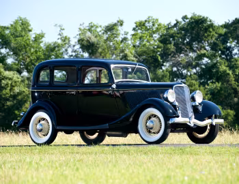 1933 Ford V8 Deluxe Fordor Sedan (40-730)