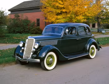1935 Ford V8 Deluxe Fordor Touring Sedan (48-730)