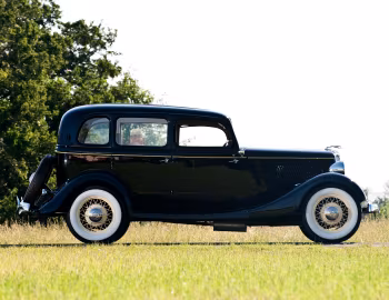 1933 Ford V8 Deluxe Fordor Sedan (40-730)
