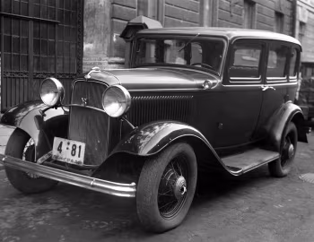 1932 Ford V8 Deluxe Fordor Sedan (18-160)