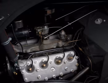 Bajo el capó 1935 Ford V8 Deluxe Phaeton (48-750)