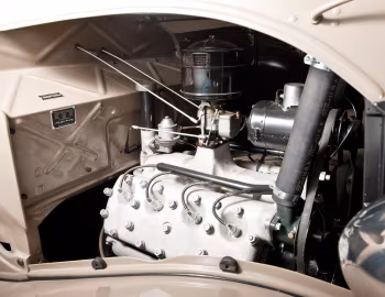 Bajo el capó 1934 Ford V8 Deluxe Roadster (40-710)