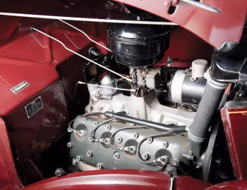 Bajo el capó 1936 Ford V8 Deluxe Roadster (68-710)