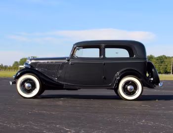1934 Ford V8 Deluxe Tudor Sedan (40-700)