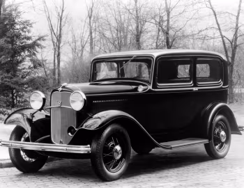 1932 Ford V8 Deluxe Tudor Sedan (18-55)