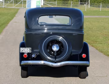 1934 Ford V8 Deluxe Tudor Sedan (40-700)