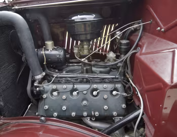 Bajo el capó 1935 Ford V8 Model 50 Pickup (830)