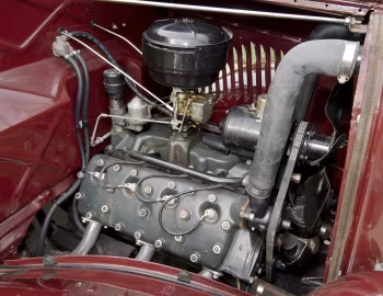Bajo el capó 1935 Ford V8 Model 50 Pickup (830)