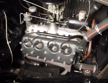 Bajo el capó 1932 Ford V8 Roadster (18-40)