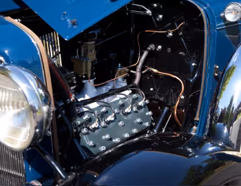 Bajo el capó 1932 Ford V8 Roadster (18-40)