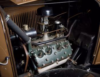 Bajo el capó 1932 Ford V8 Station Wagon (18-150)
