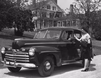 1946 Ford Six/V8 Super Deluxe Fordor Sedan (6GA/69A-73B) '1945–46