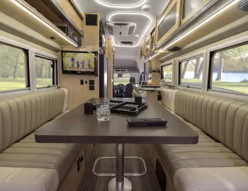 Інтэр'ер 2017 Winnebago Paseo '2016–17