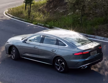Geely Emgrand i-HEV '2026