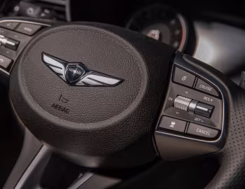 Интерьер 2019–21 Genesis G70 2.0T [North America] '2018–21