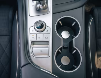 Интерьер 2019–21 Genesis G70 2.0T [North America] '2018–21