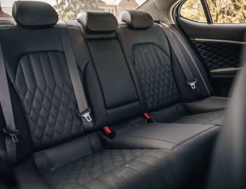 Интерьер 2019–21 Genesis G70 2.0T [North America] '2018–21