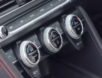 Интерьер Genesis G70 2.0T [UK-spec] '2021–н.в.