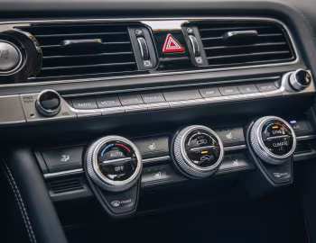 Интерьер 2019–21 Genesis G70 2.0T [North America] '2018–21