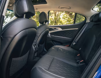Интерьер 2019–21 Genesis G70 2.0T [North America] '2018–21
