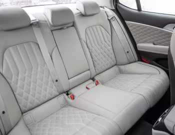 Интерьер 2019–21 Genesis G70 2.0T [North America] '2018–21