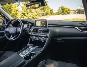 Интерьер 2019–21 Genesis G70 2.0T [North America] '2018–21
