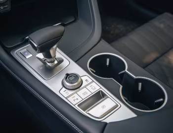 Интерьер 2019–21 Genesis G70 2.0T [North America] '2018–21